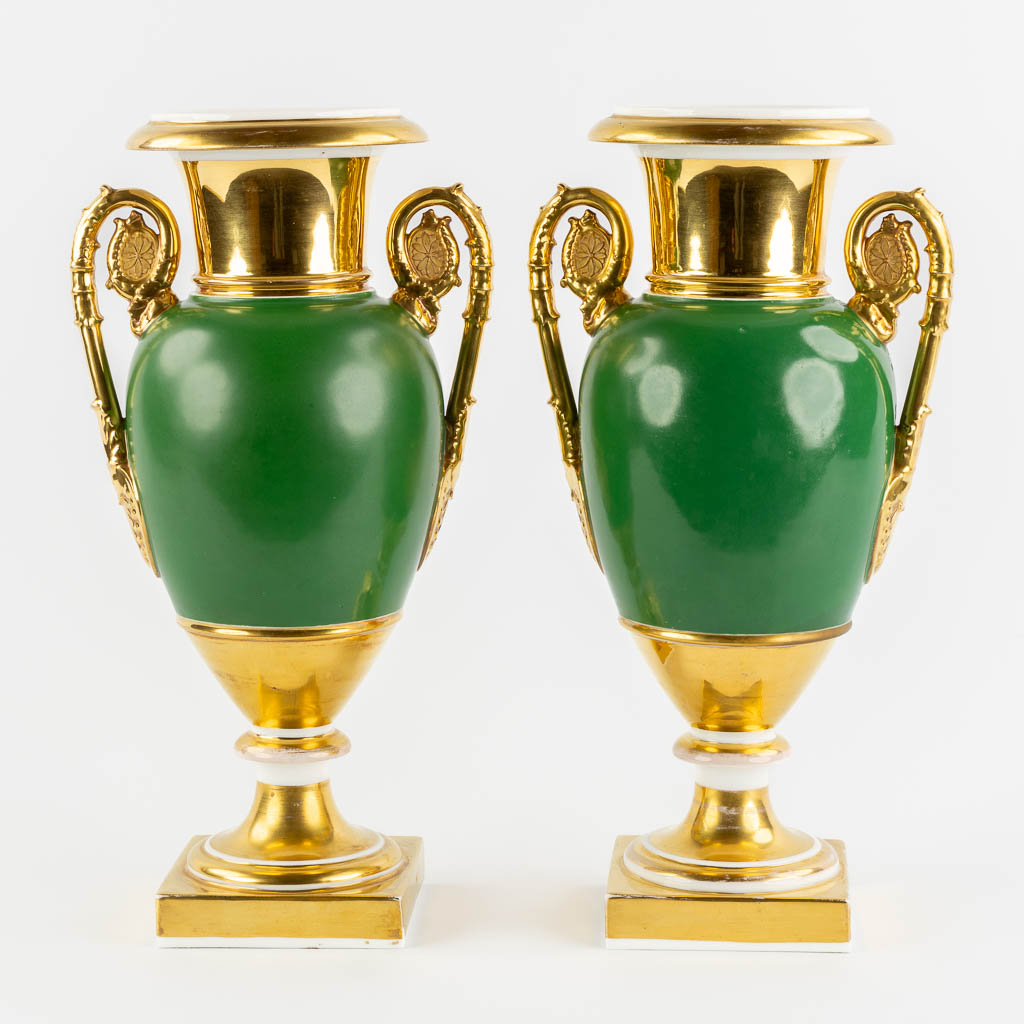 A pair of Vieux Paris vases, Empire style. 19th C. (L:15 x W:20 x H:38,5 cm)