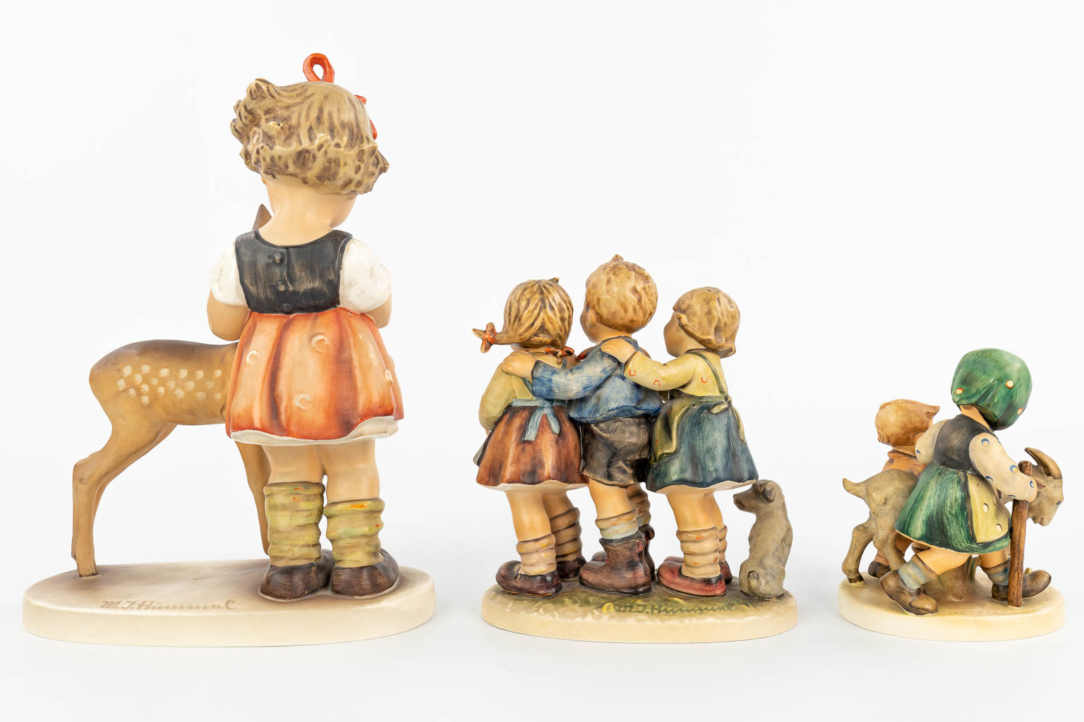 A collection of 3 statues made by Hummel. (H:27,5cm)