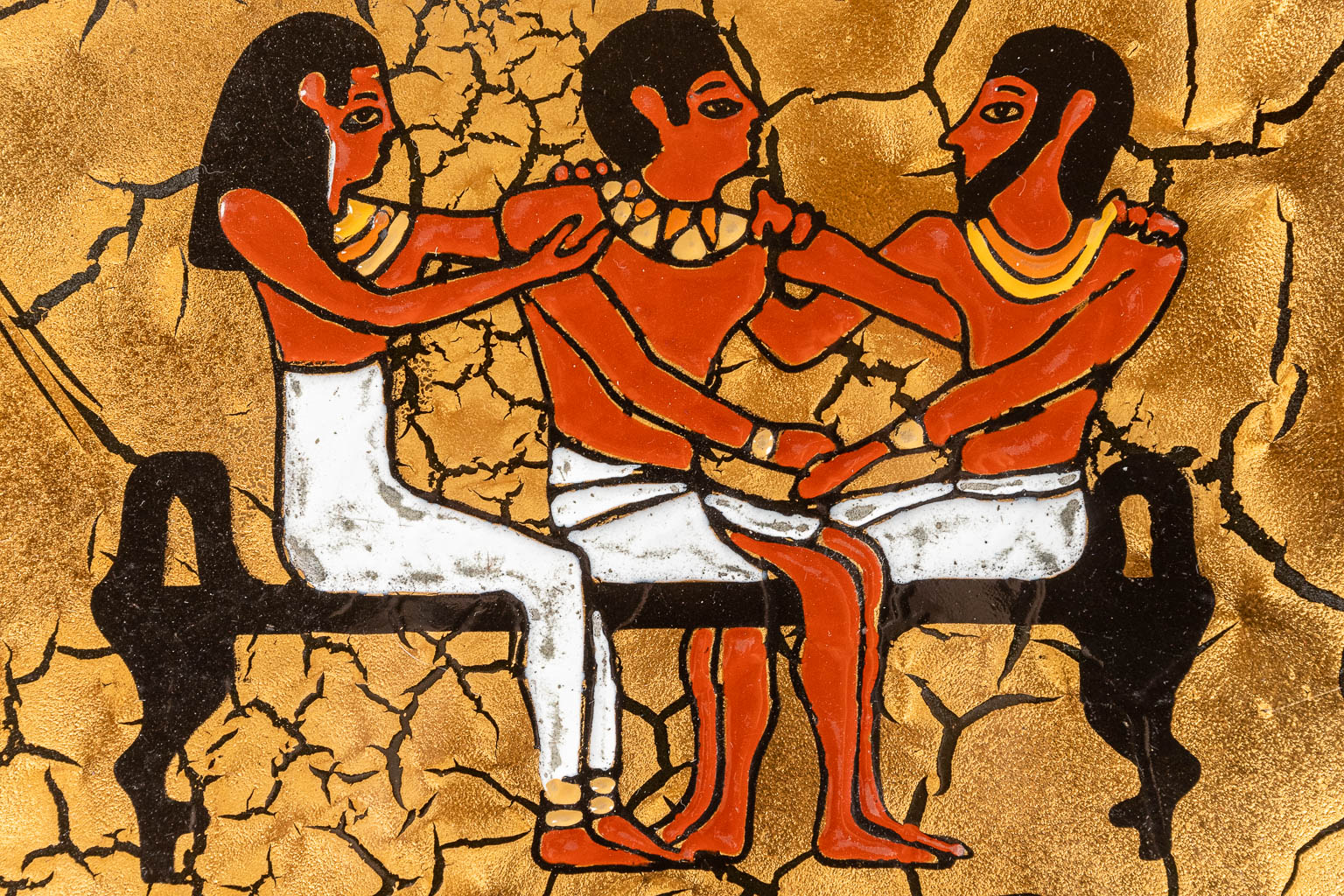 Denisco, een mid-century salontafel met Egyptische figuren. 