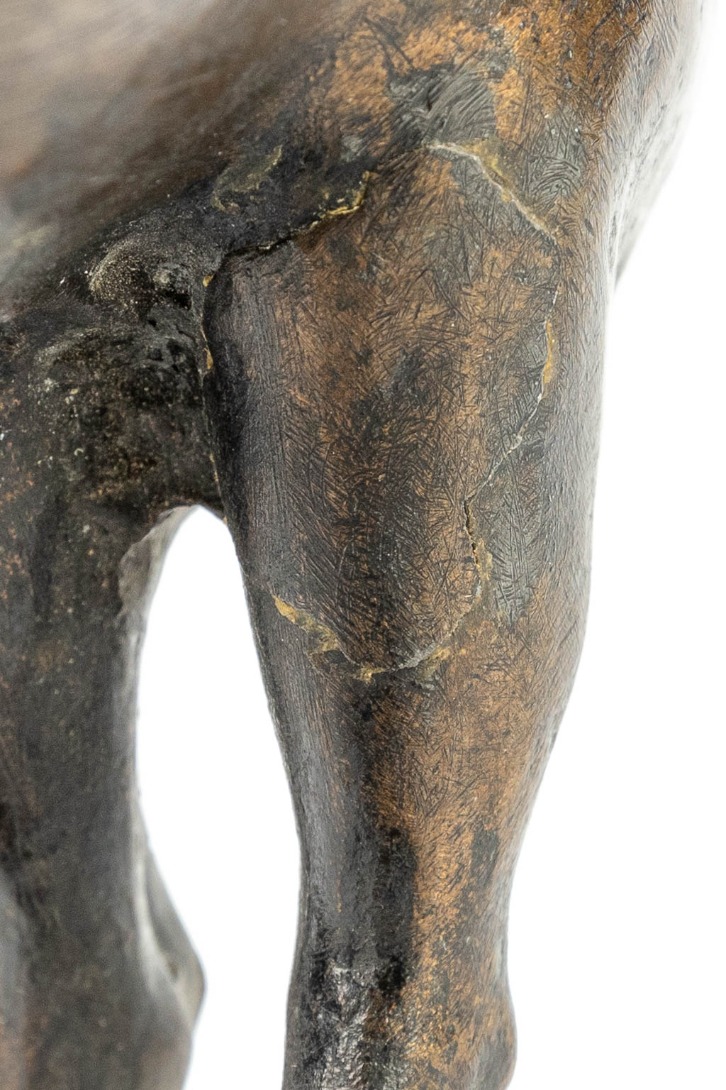 Geen handtekening gevonden. Een bronzen beeld van een hert. (H:22cm)