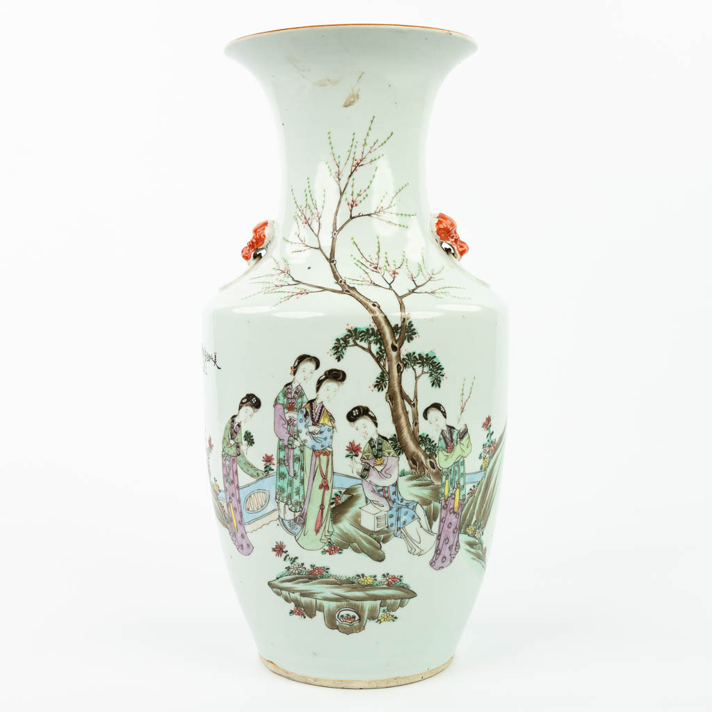 Een Chinese vaas gemaakt uit porselein en versierd met dames en kalligrafie. (H:43cm)