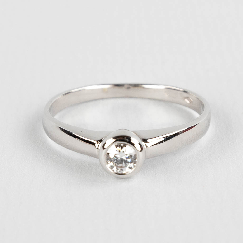 A ring with diamond, 18 kt white gold, approximately 0,20ct, ring size 57.