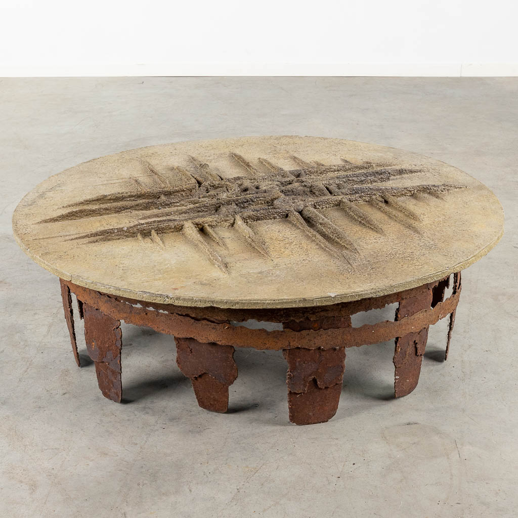 Pia MANU (XX) 'Ronde Salontafel' op een metalen voet. 20ste eeuw. (H:36 x D:120 cm)