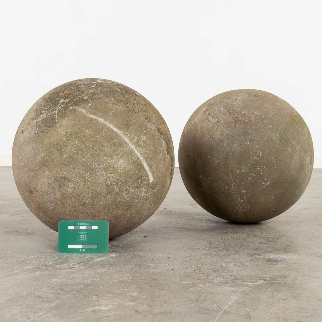 A pair of garden ornaments in the shape of a balls, sculptured Belgian bluestone. 20th C. (D:30 cm)