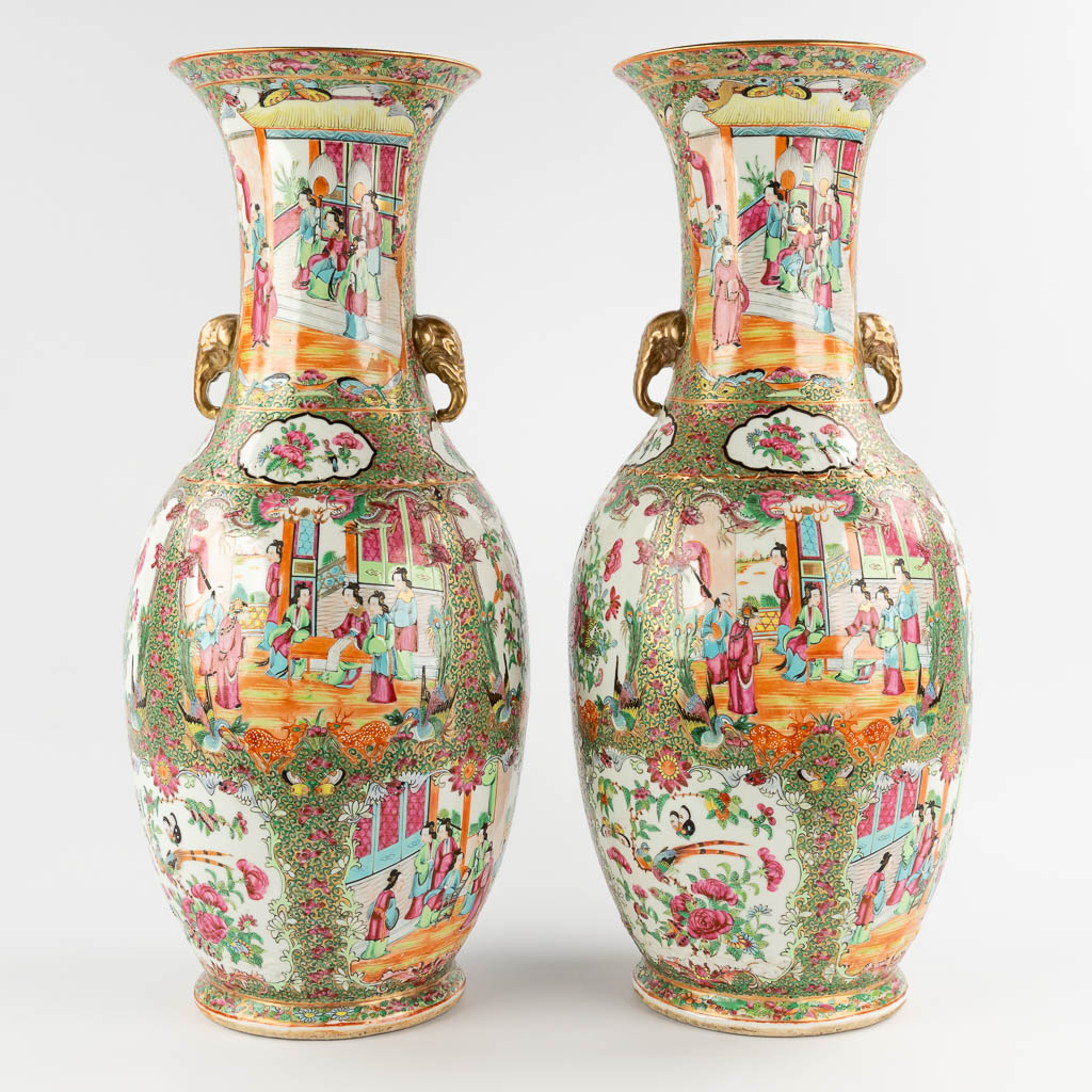 A pair of Chinese Kanton vases with elephant handles, 19th/20th C. (H:61 x D:25 cm)