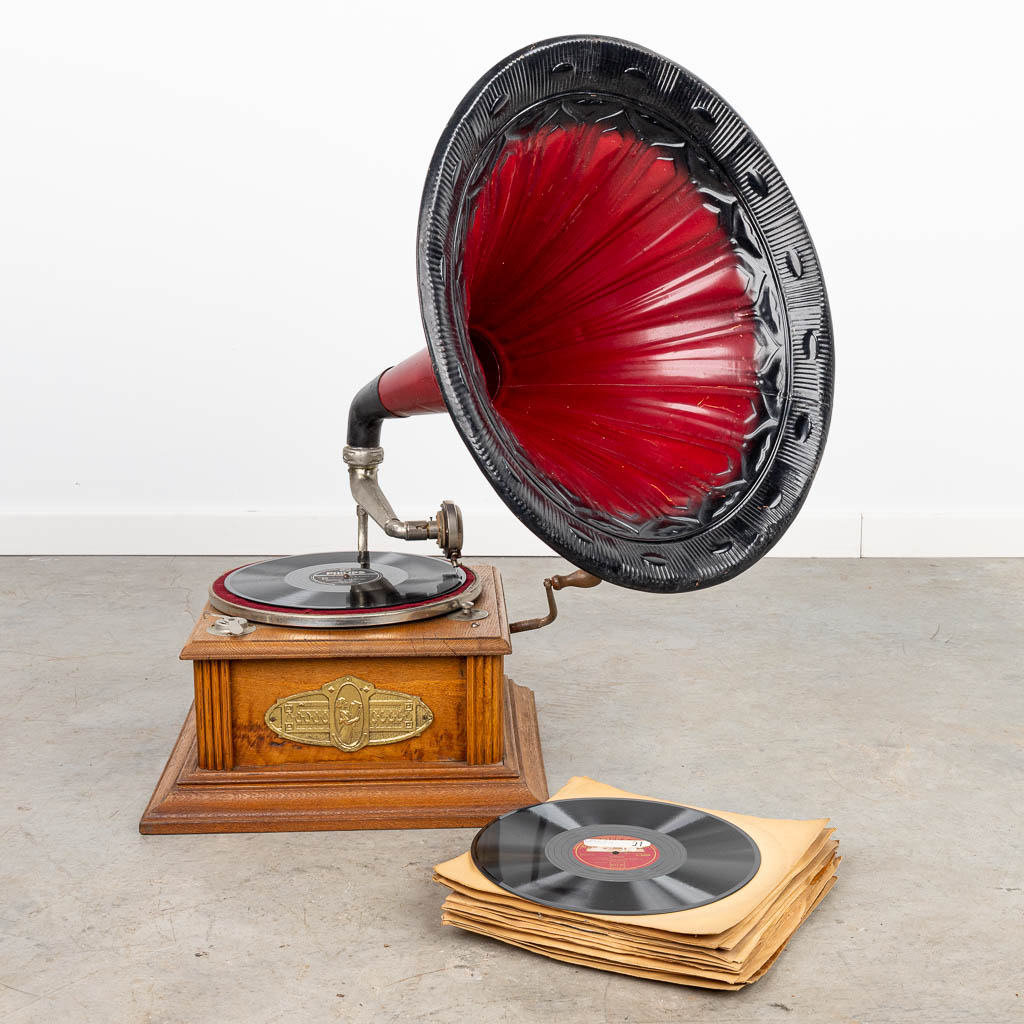 An antique gramophone with large horn and LP's. (H:75cm)