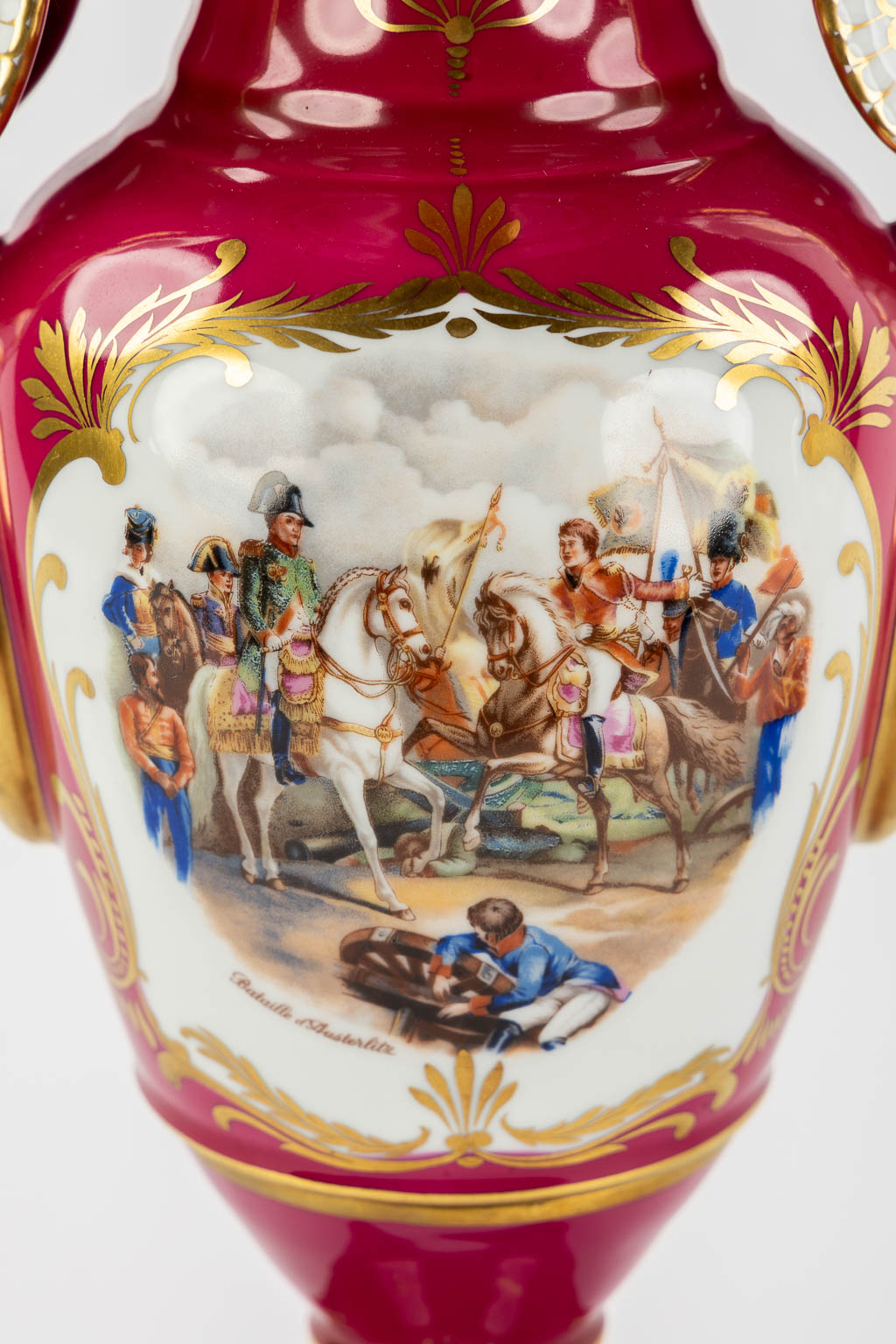 Porcelaine De Couleuvre, Een paar vazen met decor 