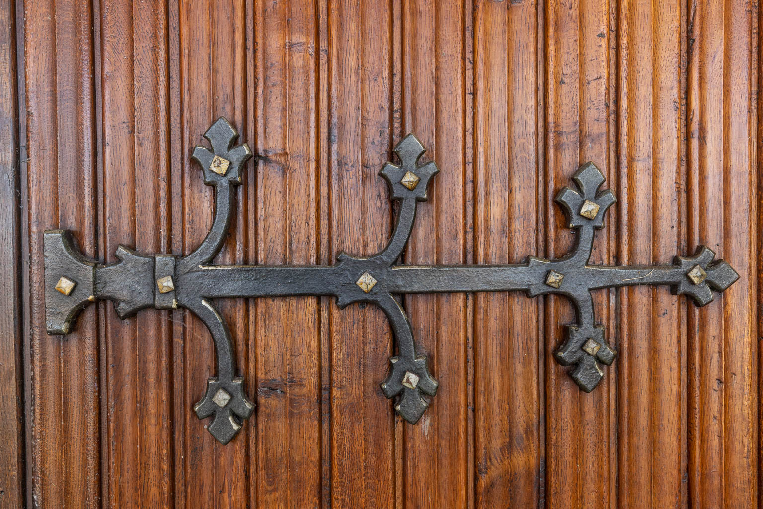 Two pairs of Gothic Revivial chapel doors with metal hardware. The first half of the 20th C. (W:150 x H:265 cm)