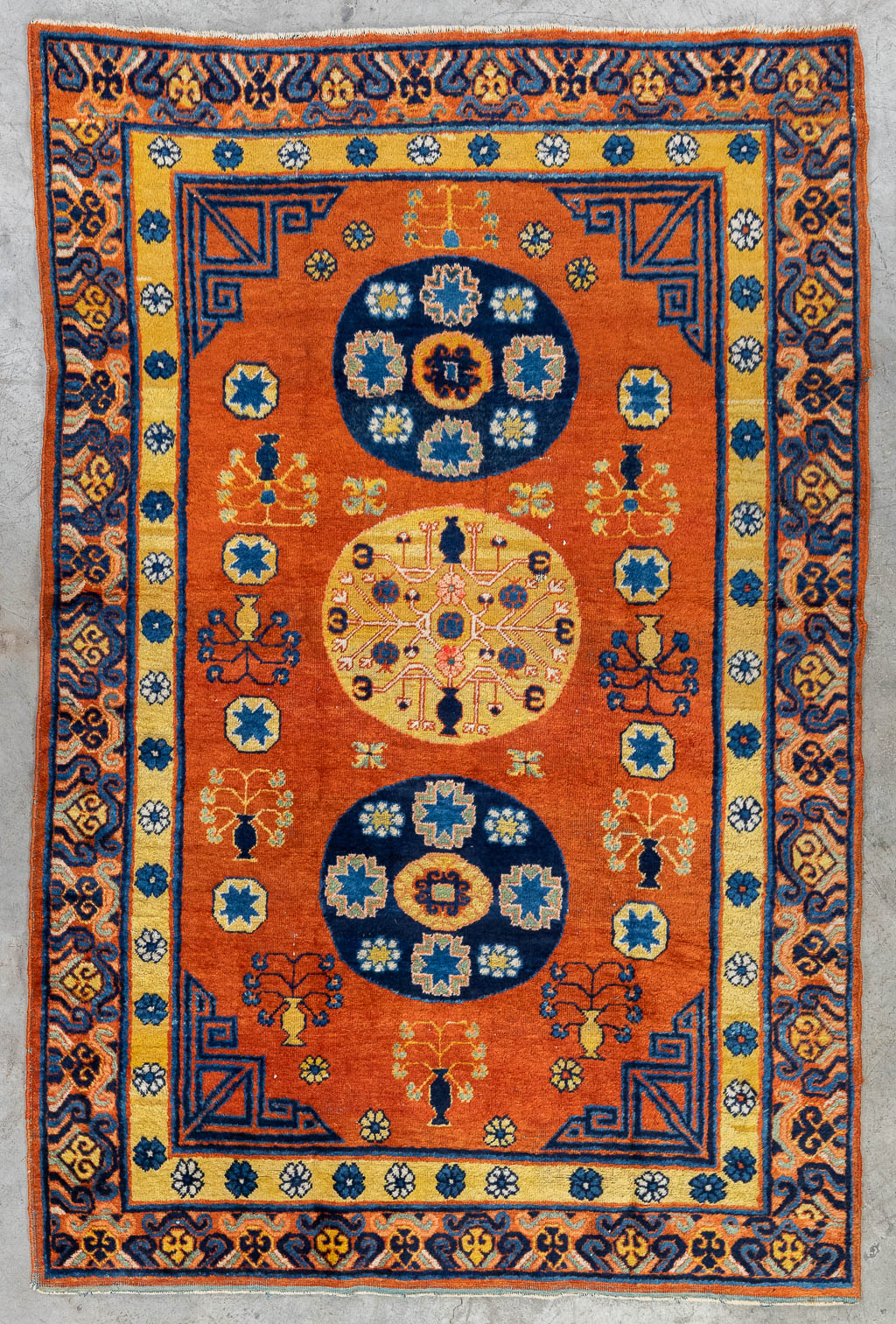 Een Oosters handgeknoopt tapijt, Turkistan, Samerkand. (L: 178 x W: 122 cm)