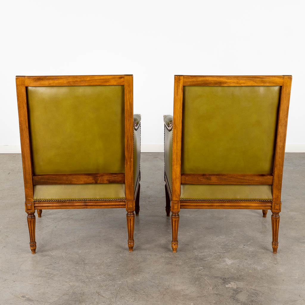 A pair of Louis XVI style armchairs, wood and olive green leather. Circa 1970. (D:61 x W:60 x H:90 cm)