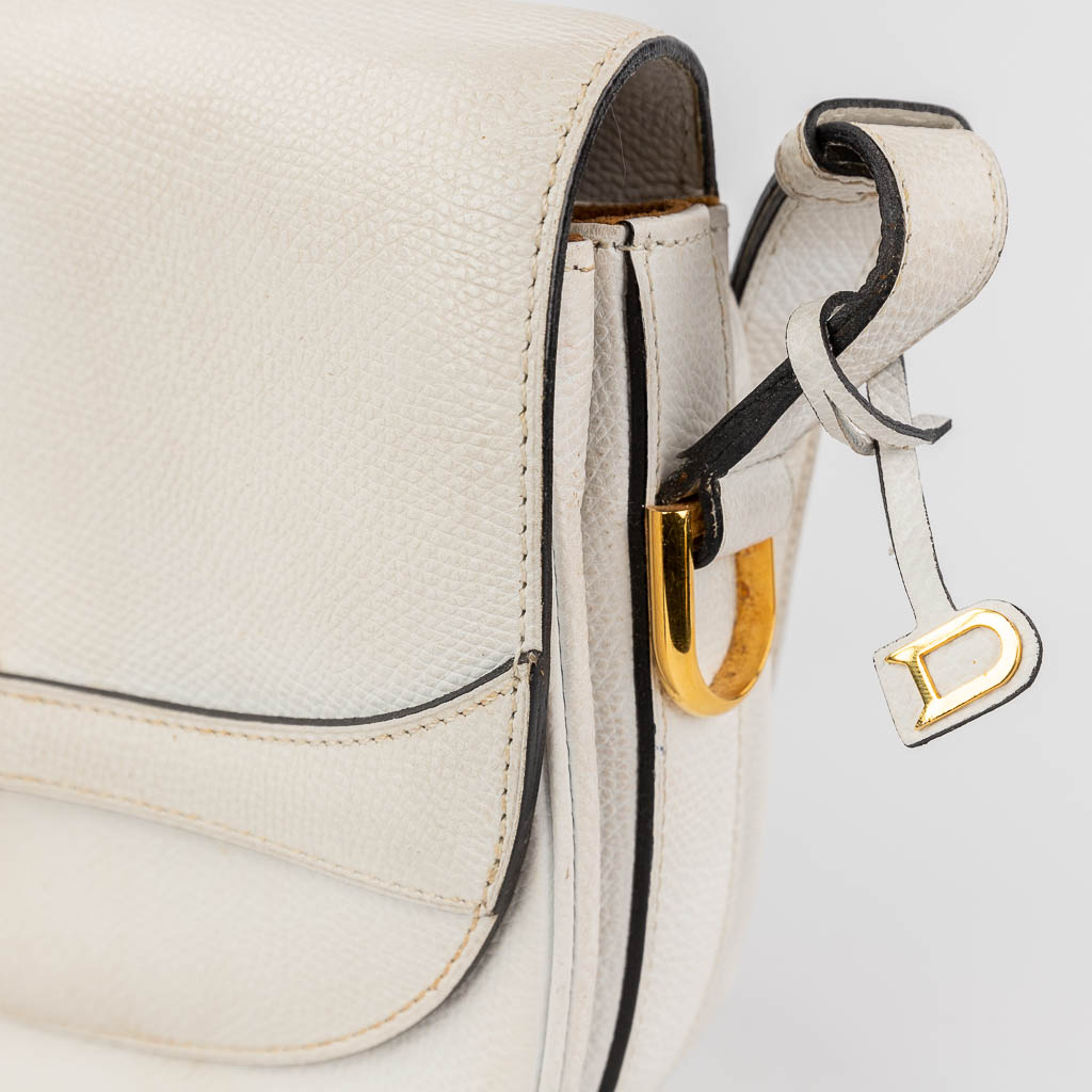 Delvaux, een handtas gemaakt uit wit leder met vergulde elementen. (W: 26 x H: 19 cm)