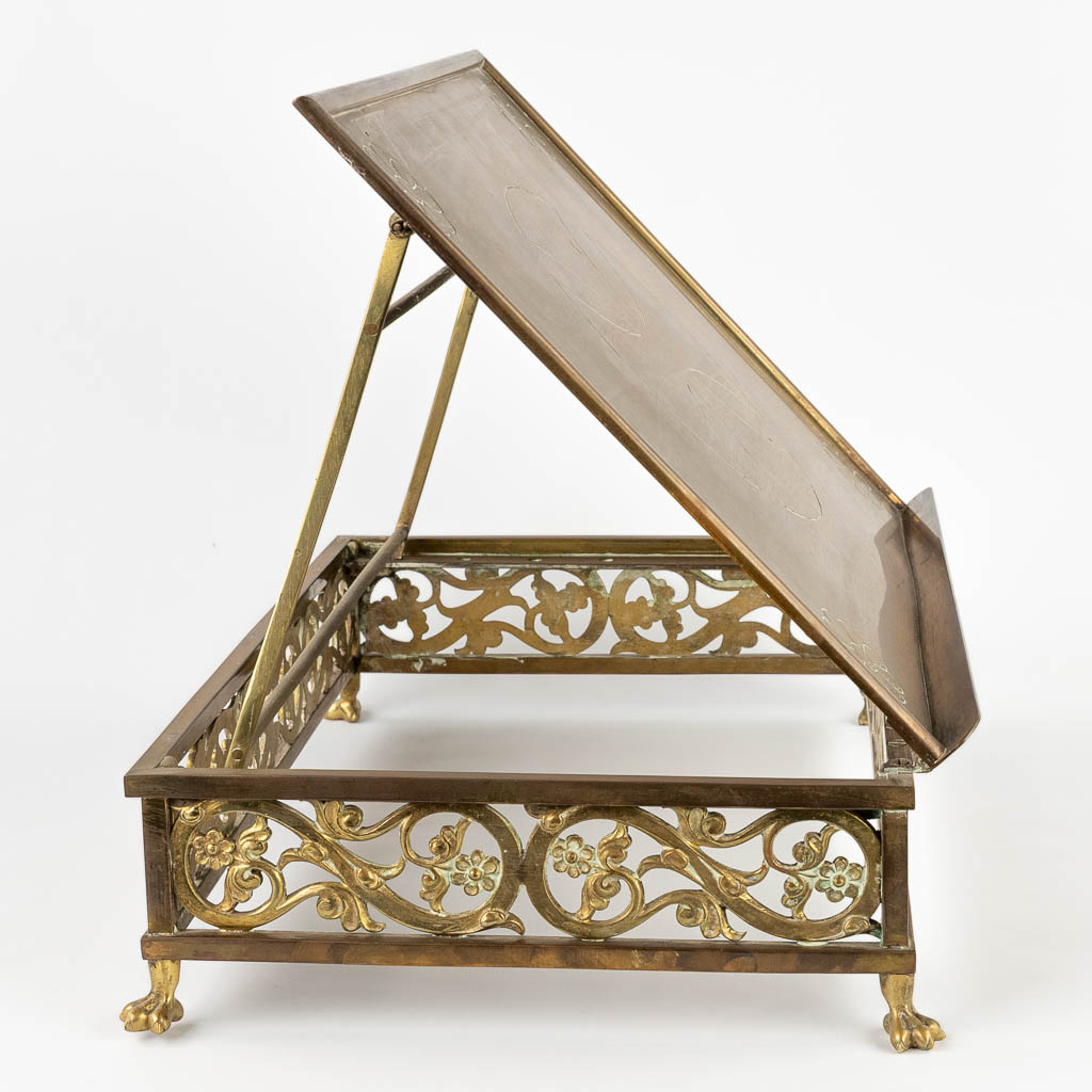 A lectern, bronze in a Gothic Revival style. Circa 1900. (D:30 x W:44 x H:35 cm)