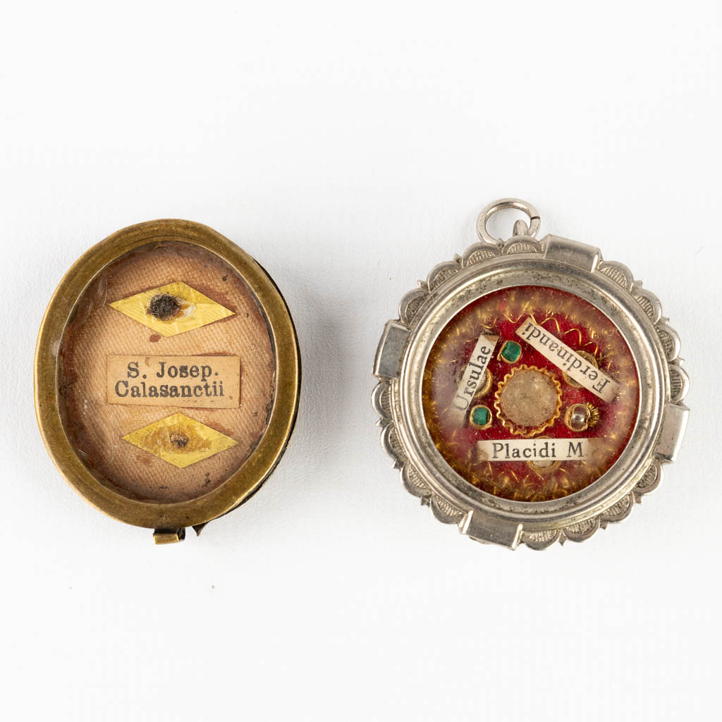 Two sealed theca's with relics, S. Josep. Calasanctii and Ursulae, Ferdinandi and Placidi M. (W:3 x H:3,5 cm)