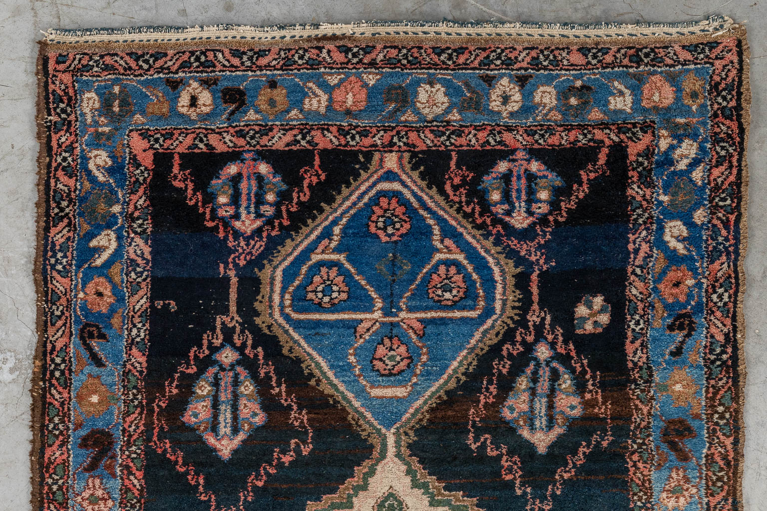 Een antiek Oosters handgeknoopt taptijt, Loper, Hamadan, Iran. (D:500 x W:111 cm)