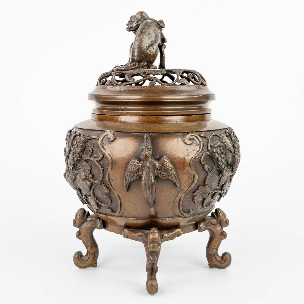 Een brûle-parfum gemaakt uit gepatineerd brons en versierd met figuren. (H:28cm)