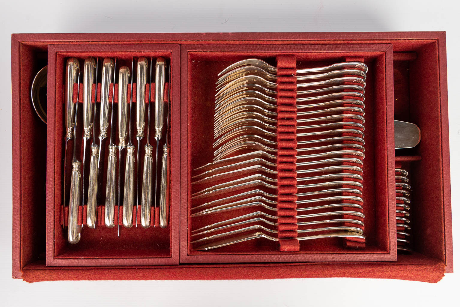 A silver-plated cutlery set consisting of 103 pieces and marked Vanstahl. (H:17cm)