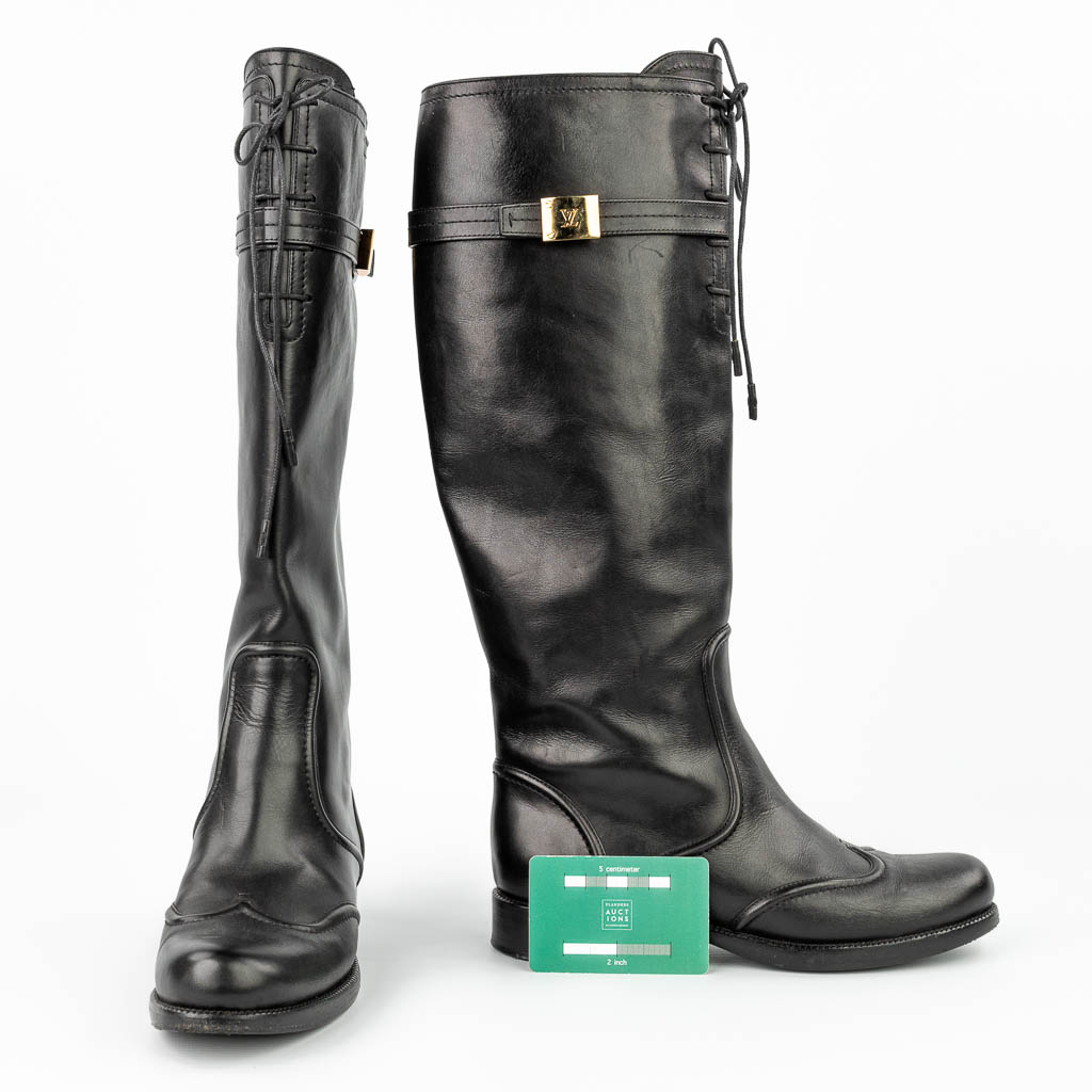 A pair of leather boots made by Louis Vuitton and made in Italy. Worn only a few times, size 37. (H:43cm)
