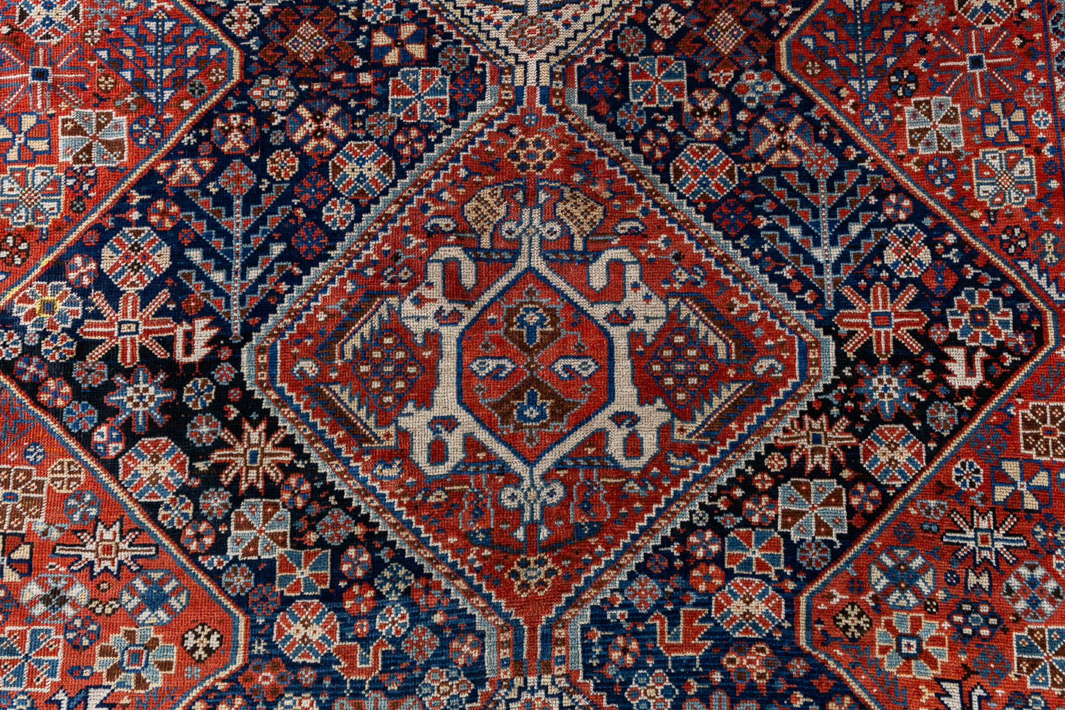 Een Oosters handgeknoopt tapijt, Antique Gashqai. 