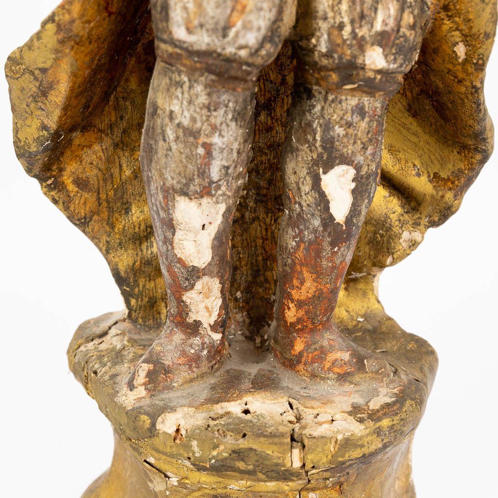 Beeld van een heilig figuur met relikwie. Gesculpteerd hout met originele polychromie. (50cm)