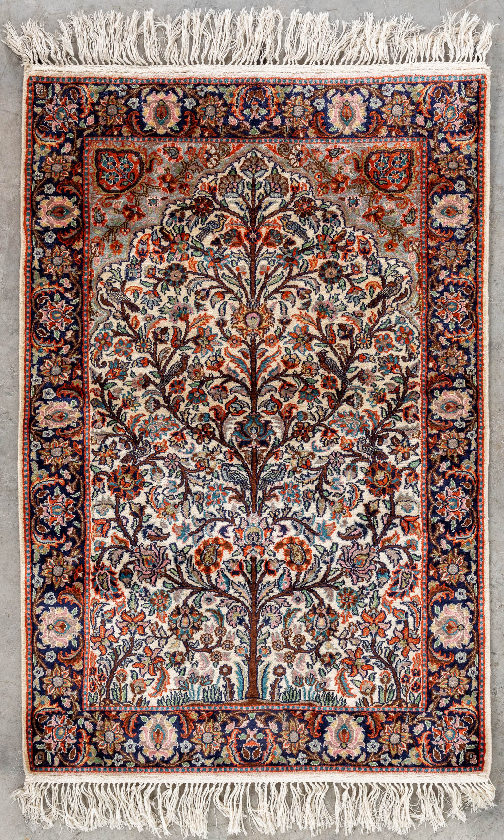  Een Oosters handgeknoopt zijden tapijt, 'De Levensboom', Kashmir. (90 x 60 cm)