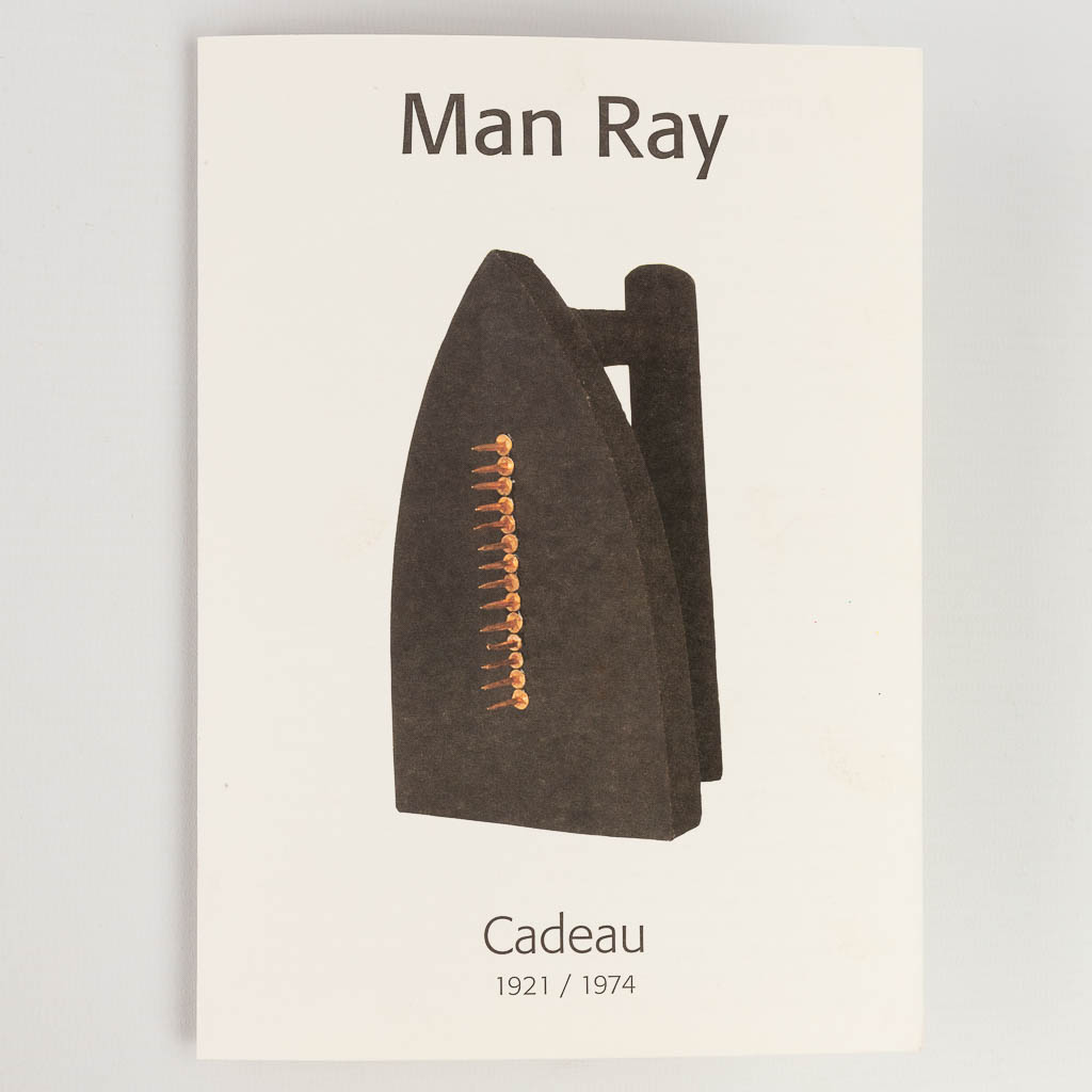 MAN RAY (XX) "Cadeau", 1974, nummer 2114/5000. (L: 10 x W: 10 x H: 16 cm)