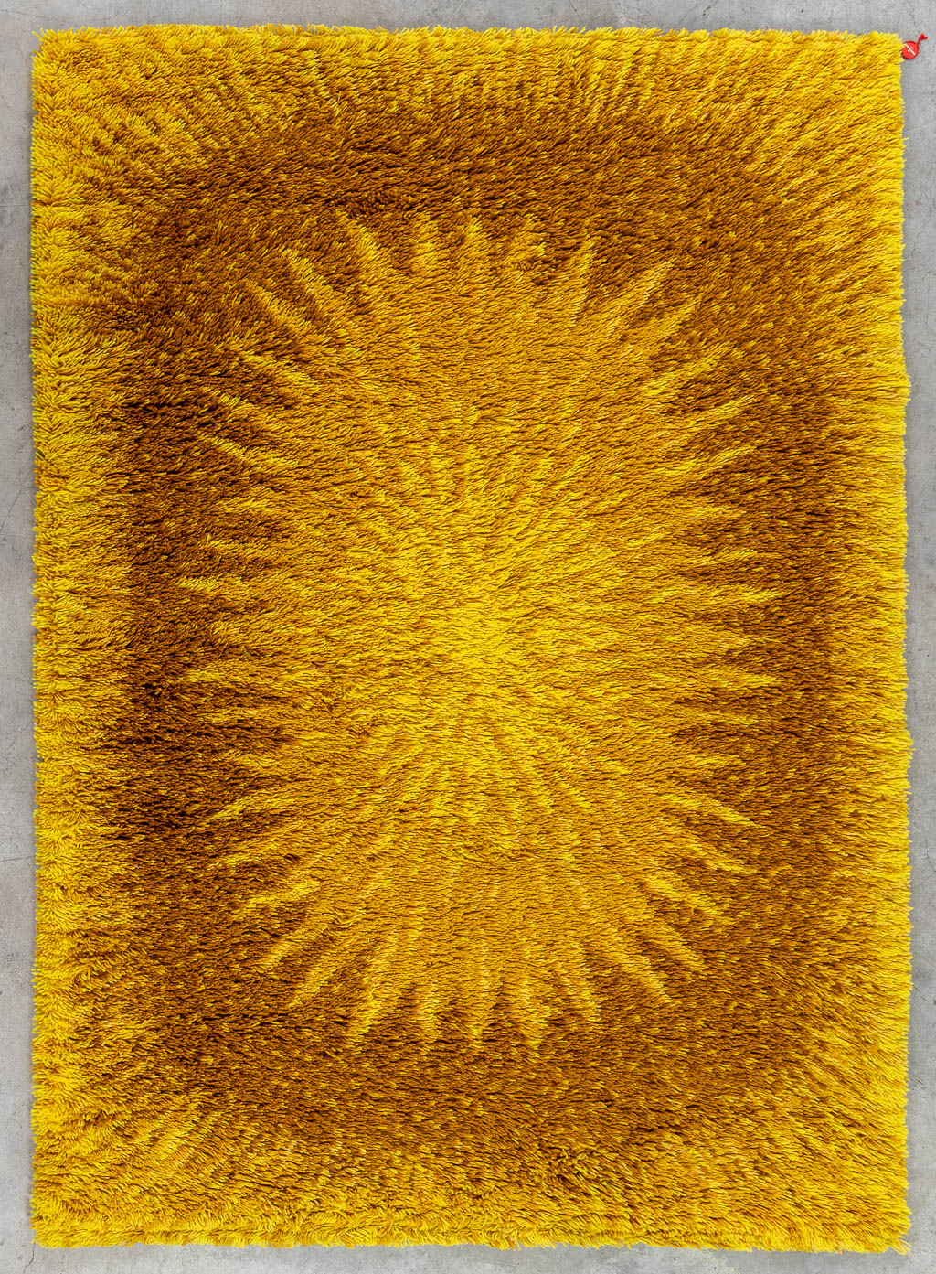 Bergoss, een mid-century tapijt gemaakt uit wol. Circa 1970.  (L:140 x W:196 cm)