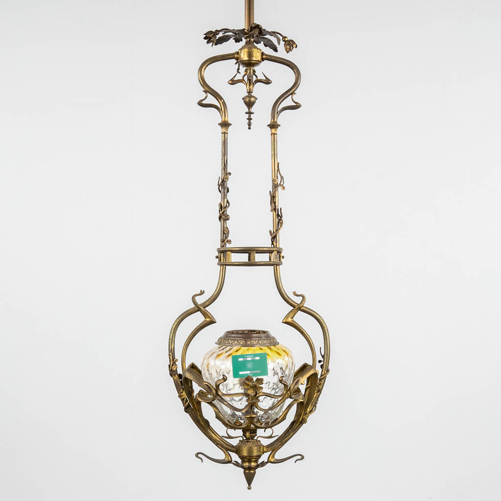 Een grote luchter, brons, art nouveau in de stijl van Victor Horta. Circa 1900. (D:28 x W:41 x H:160 cm)