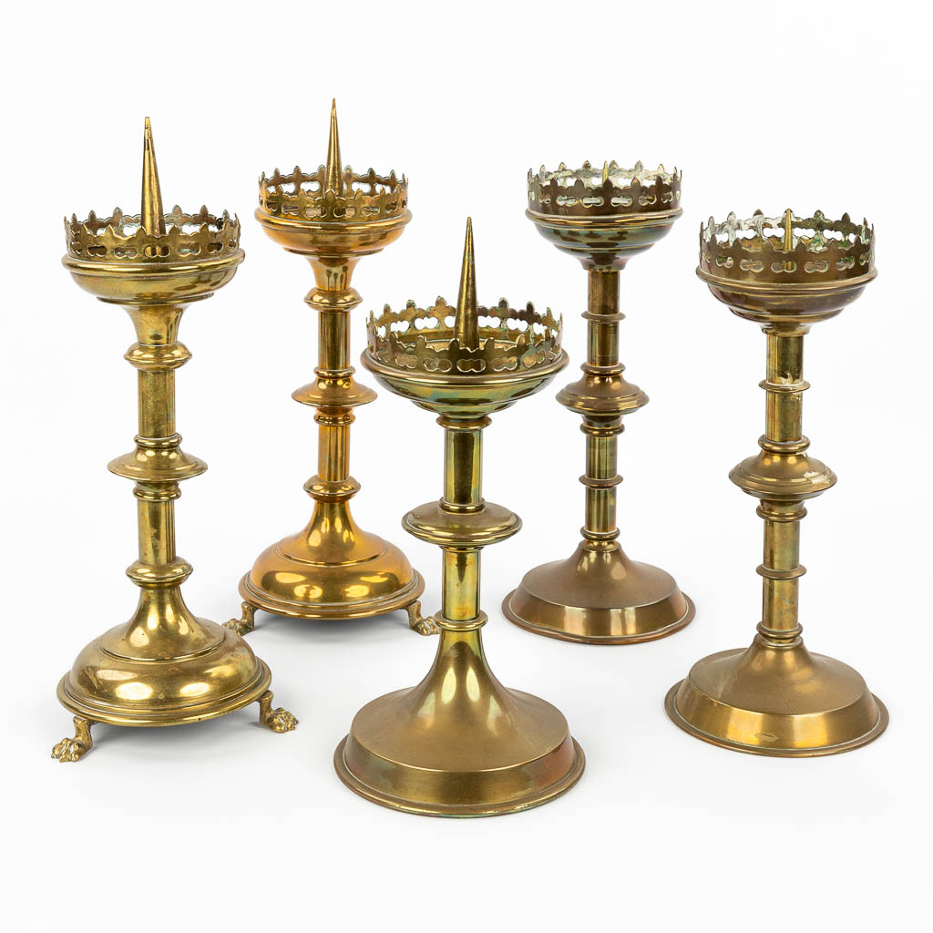 Een collectie van 5 kandelaars gemaakt uit koper en brons in neogotische stijl. (H:32cm)