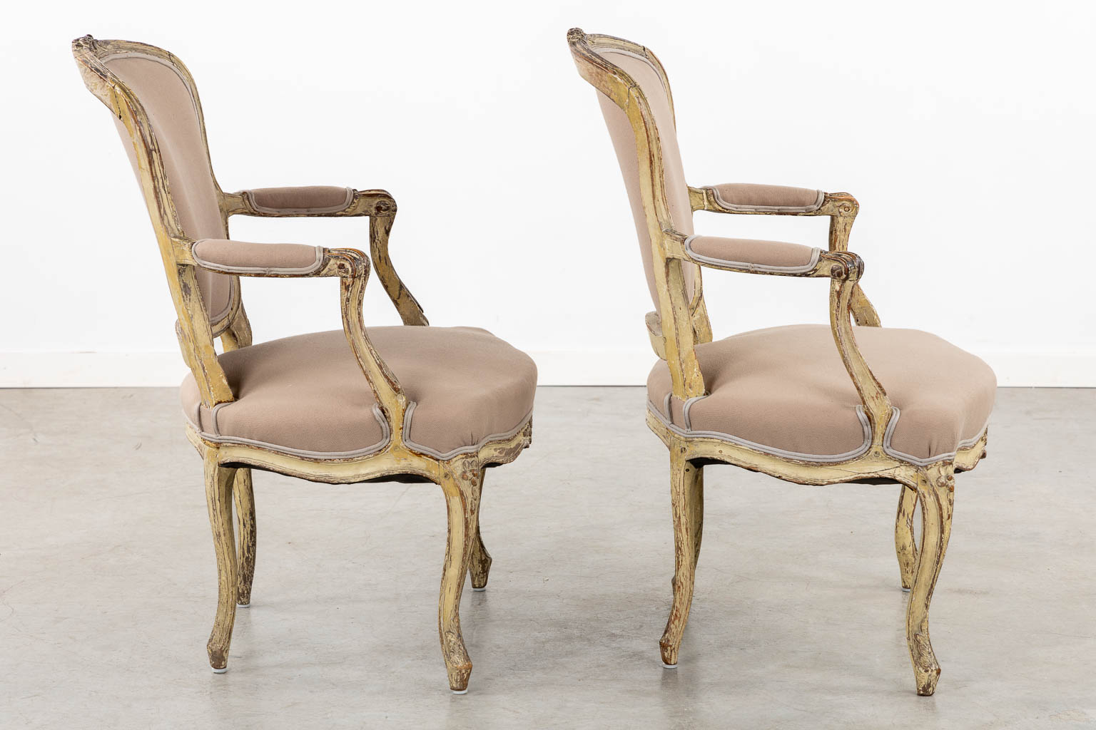 A pair of antique armchairs, Louis XV. (L:50 x W:64 x H:85,5 cm)