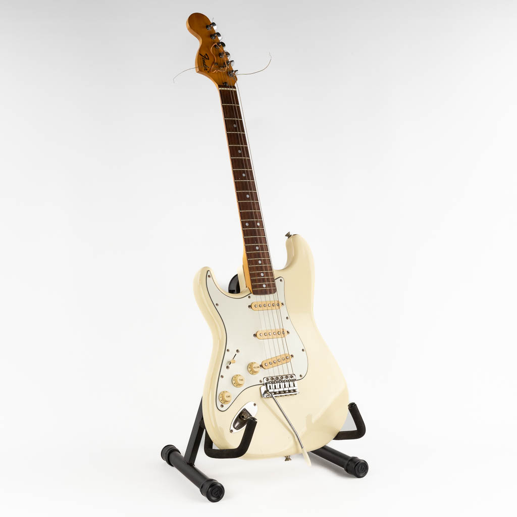 Een gitaar voor linkshandigen. Circa 1980. (D:32,5 x W:100 cm)