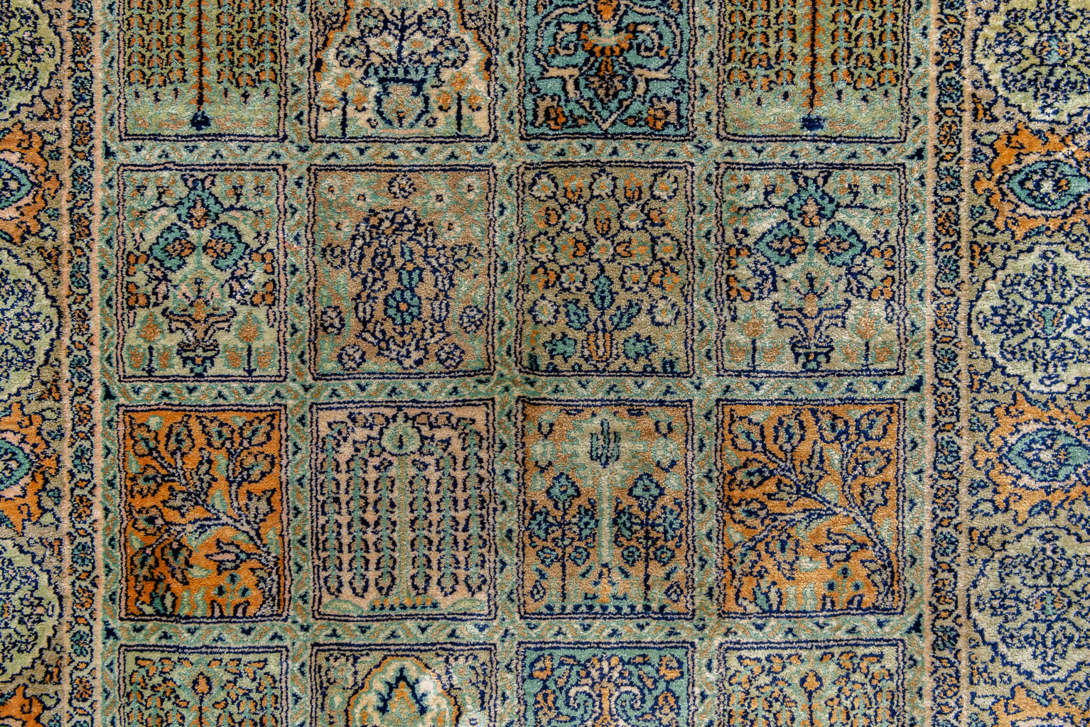 Een Oosters, handgeknoopt tapijt gemaakt in Kashmir, India. (125 x 78 cm)
