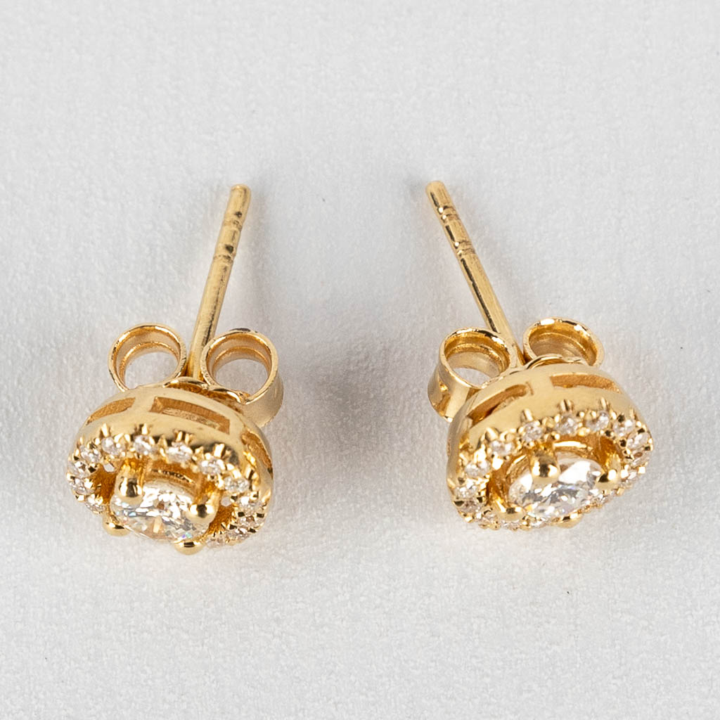 Een paar oorbellen, 18kt geel goud met diamanten, ongeveer 0,49ct.