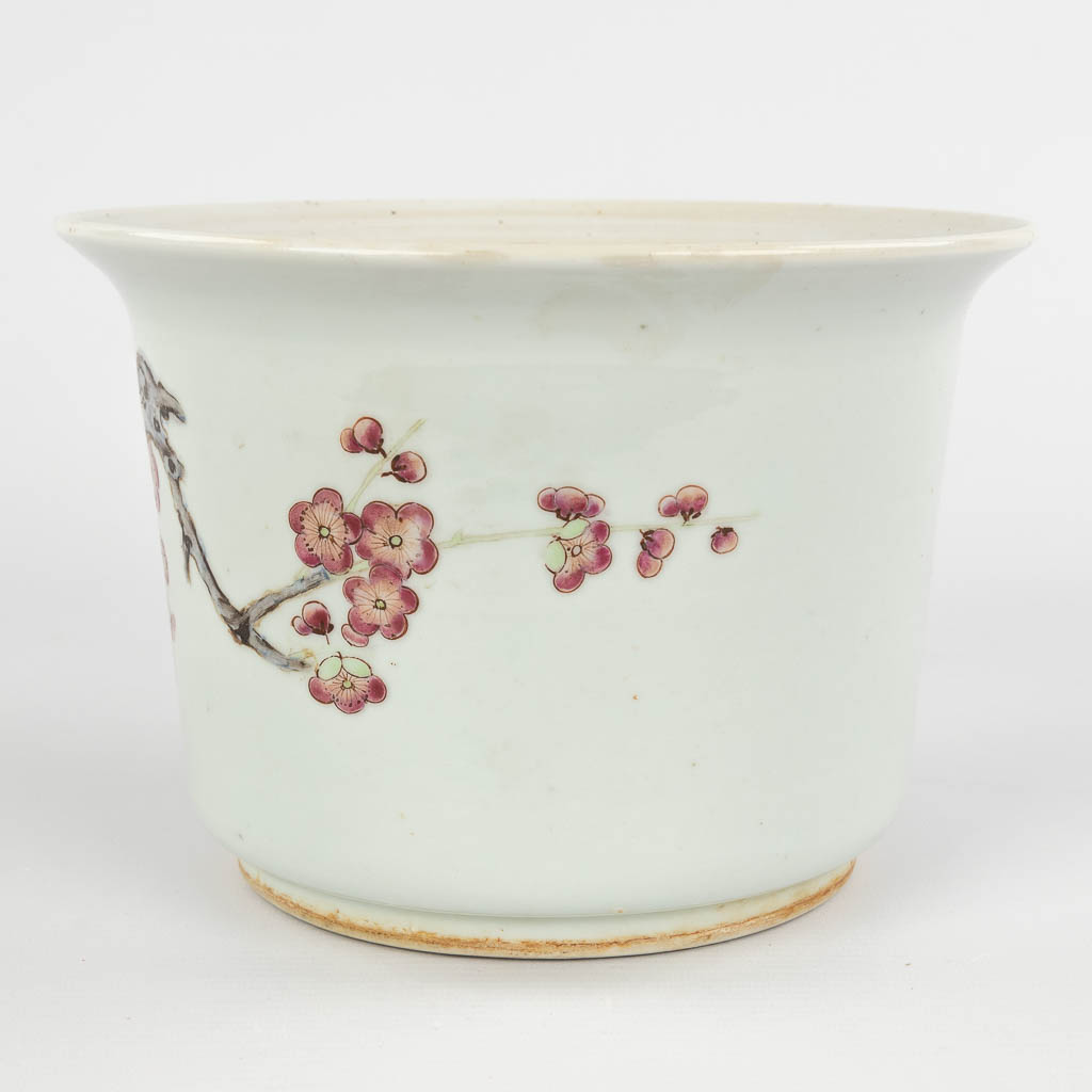 An antique Chinese flower pot, decorated with spring flowers, 19th/20th C. (H:15,5 x D:22 cm)