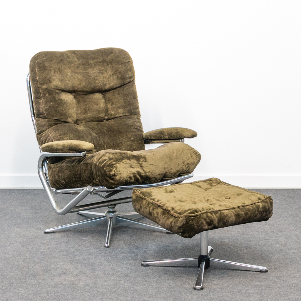 Een mid-century lounge zetel met ottoman, gemaakt uit gechromeerd metaal met kussens. 20ste eeuw. 