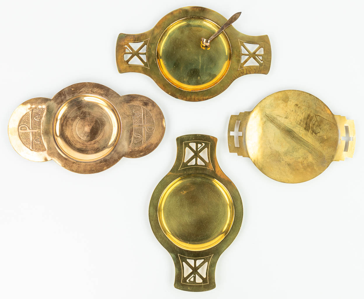 Een collectie van 3 ciborie, een kelk en 4 hostieschalen (H:32cm)