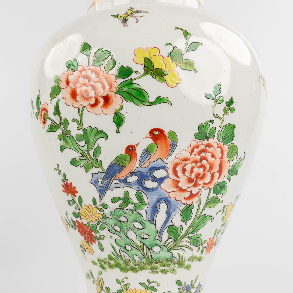 Een paar vazen in Chinese stijl, met handgeschilderd bloemendecor. Waarschijnlijk Samson, Frankrijk. (H: 41 x D: 19 cm)