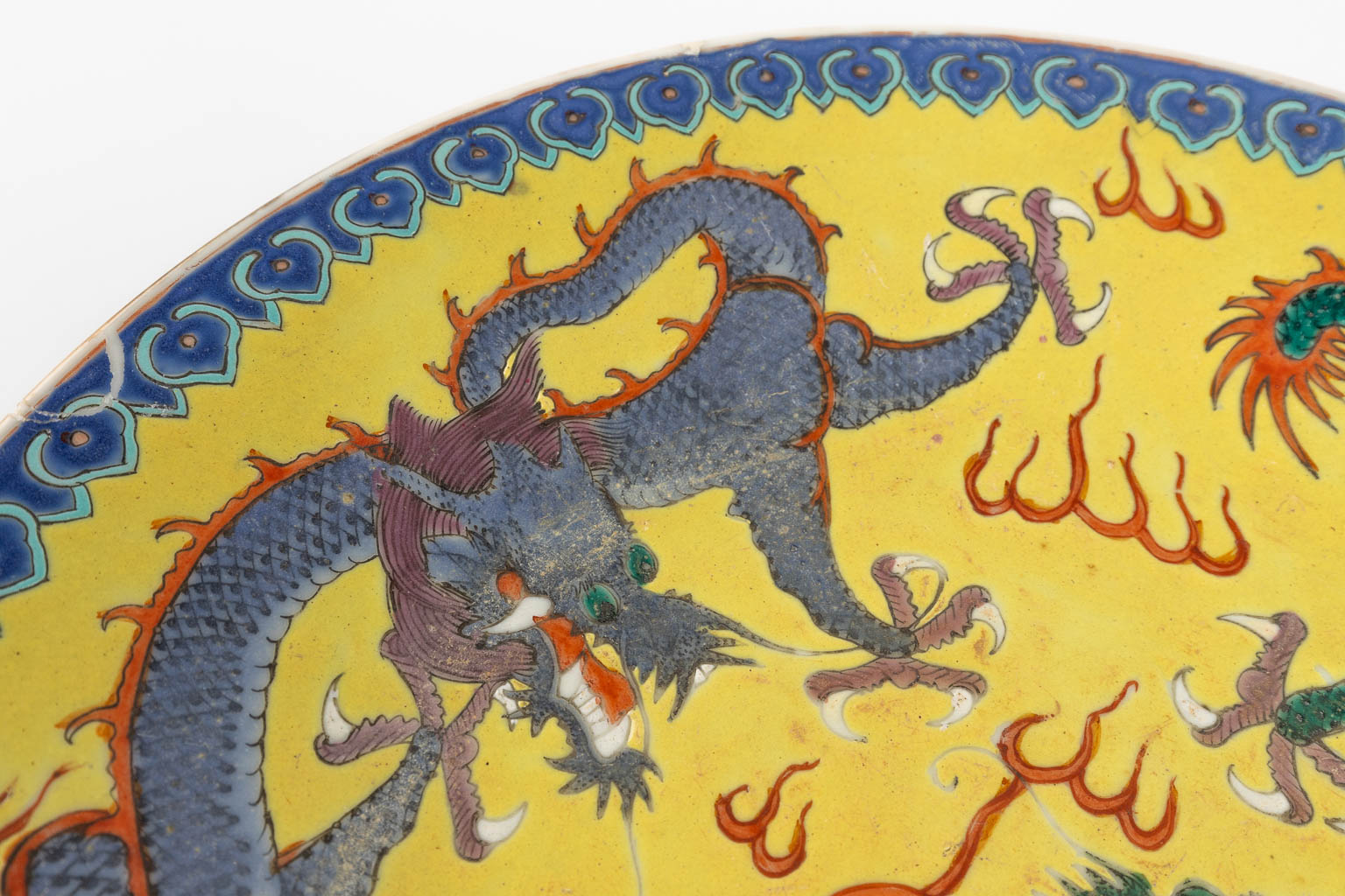 Een Chinees bord met drakendecor, 19de/20ste eeuw. (D:29 cm)
