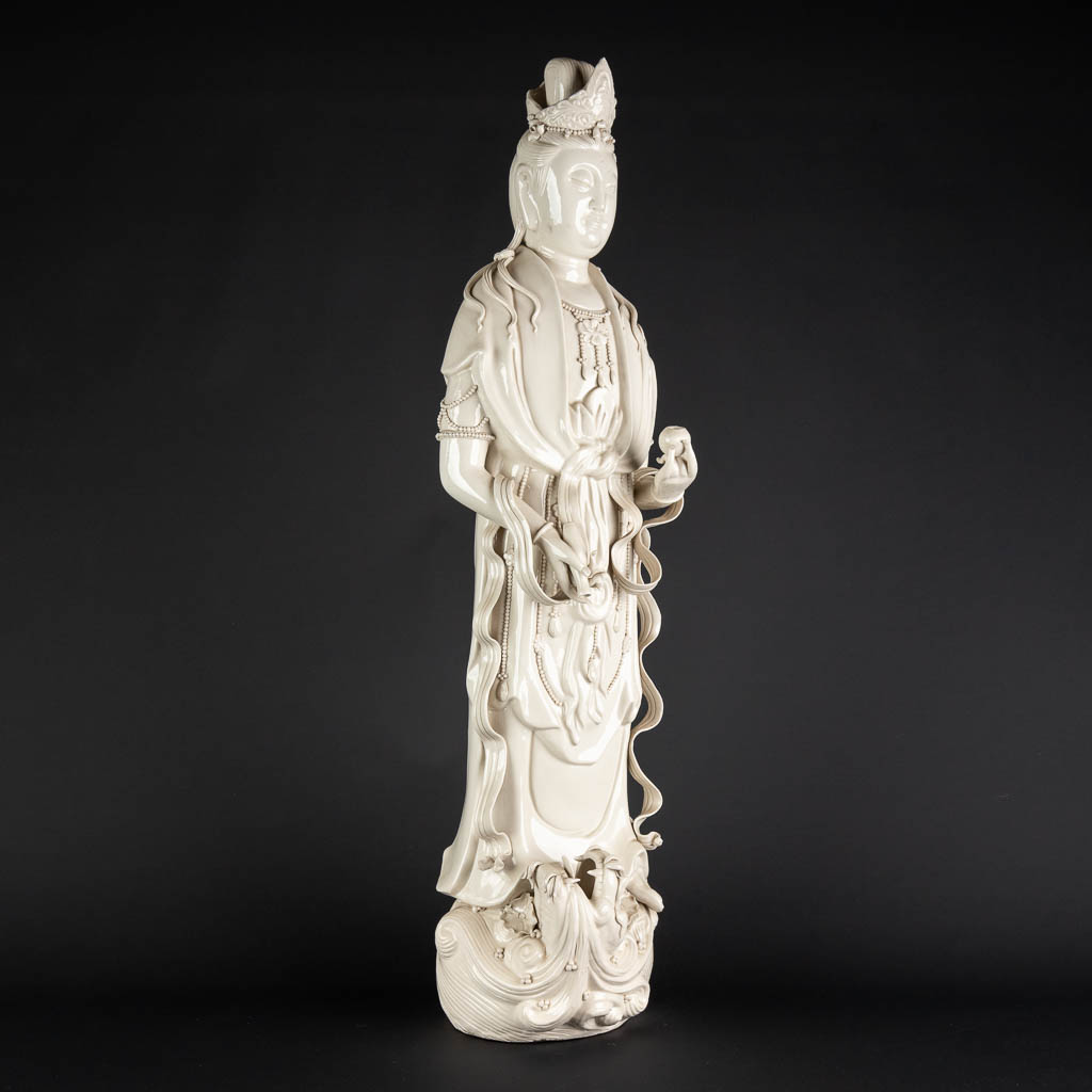 A large Chinese Guanyin figurine, blanc de chine porcelain. 20th C. (D:20 x W:23 x H:80 cm)