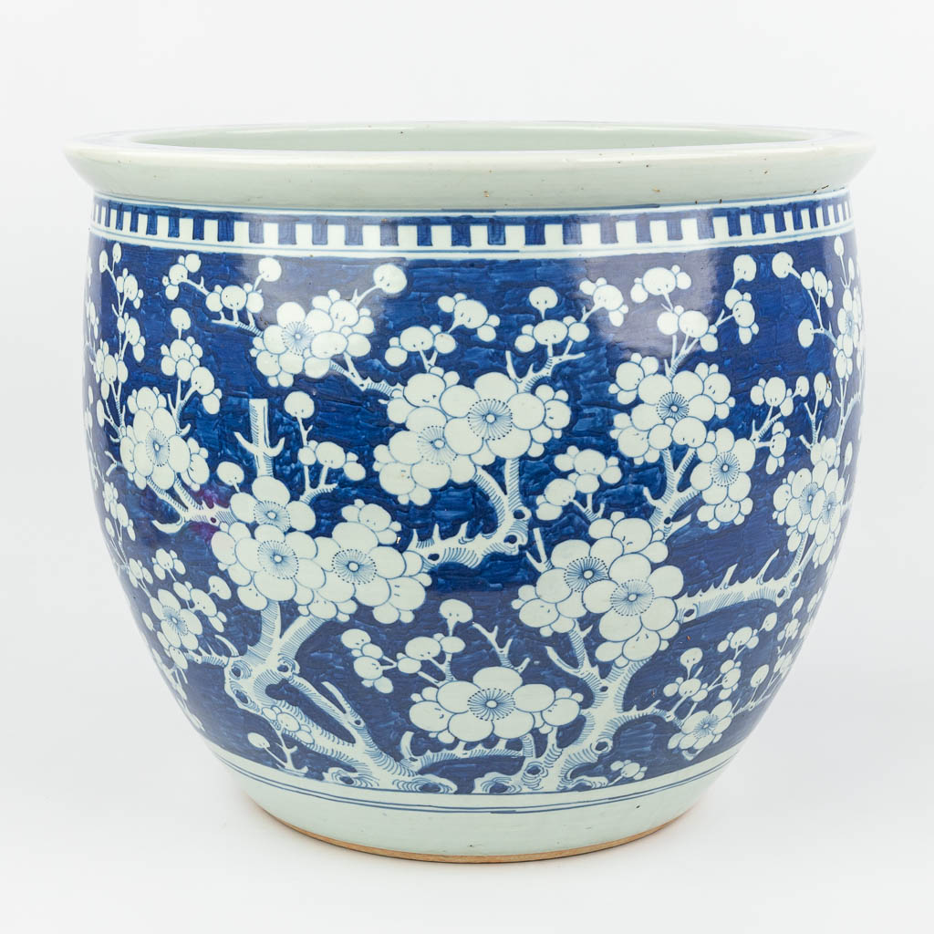 Lot 059 A large Chinese cache-pot with blue-white floral decor. (H:40cm)