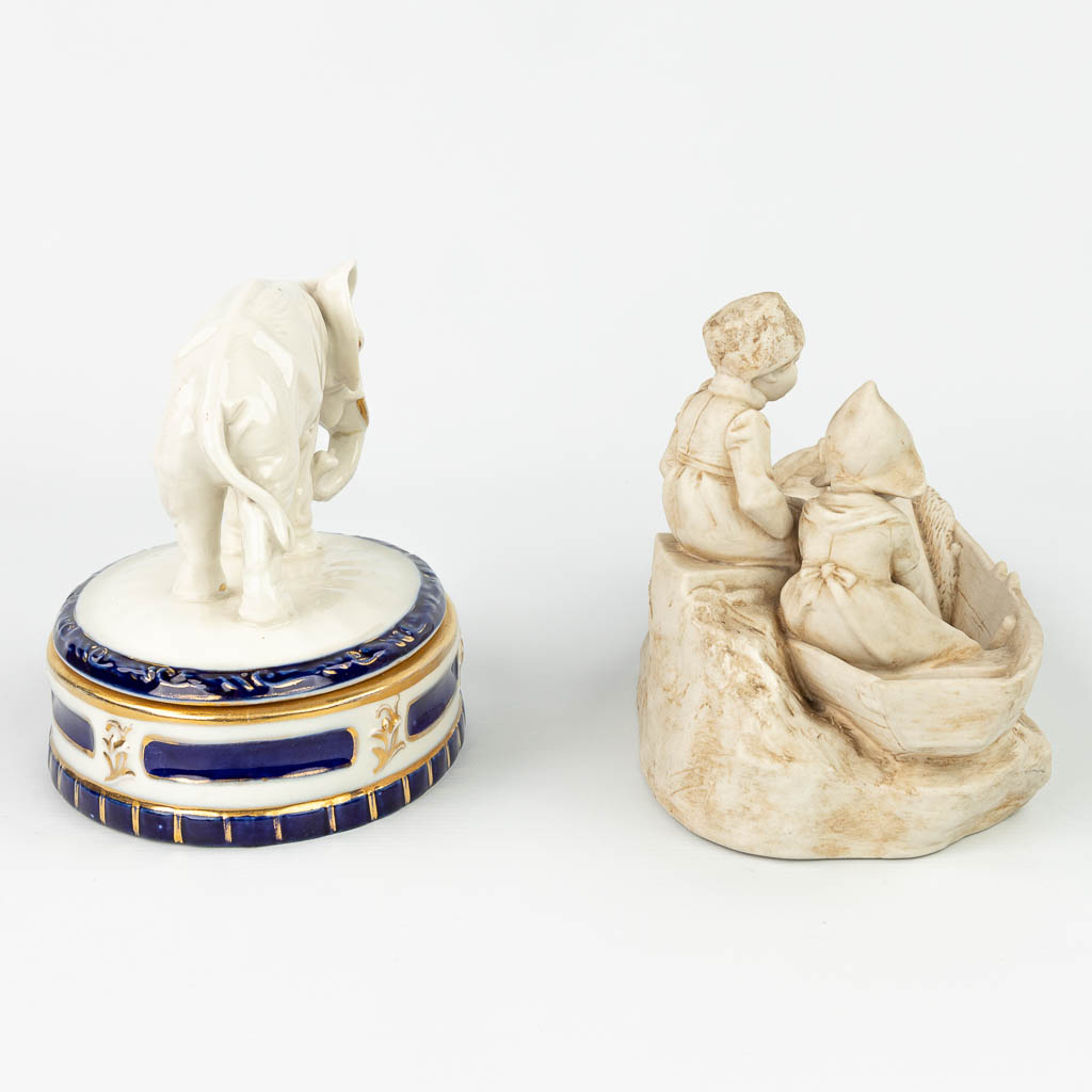 Een collectie van 2 stuks Royal Dux porselein: 