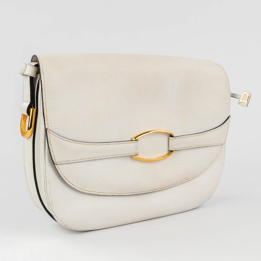 Delvaux, a handbag made of white leather with gold-plated elements. (W: 26 x H: 19 cm)