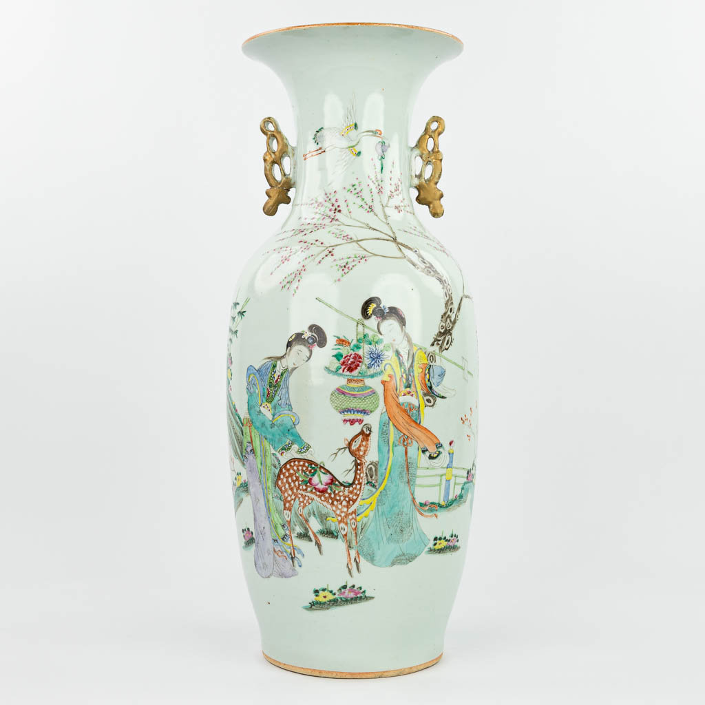 Een Chinese vaas gemaakt uit porselein en versierd met hofdames en een hert. (H:57cm)