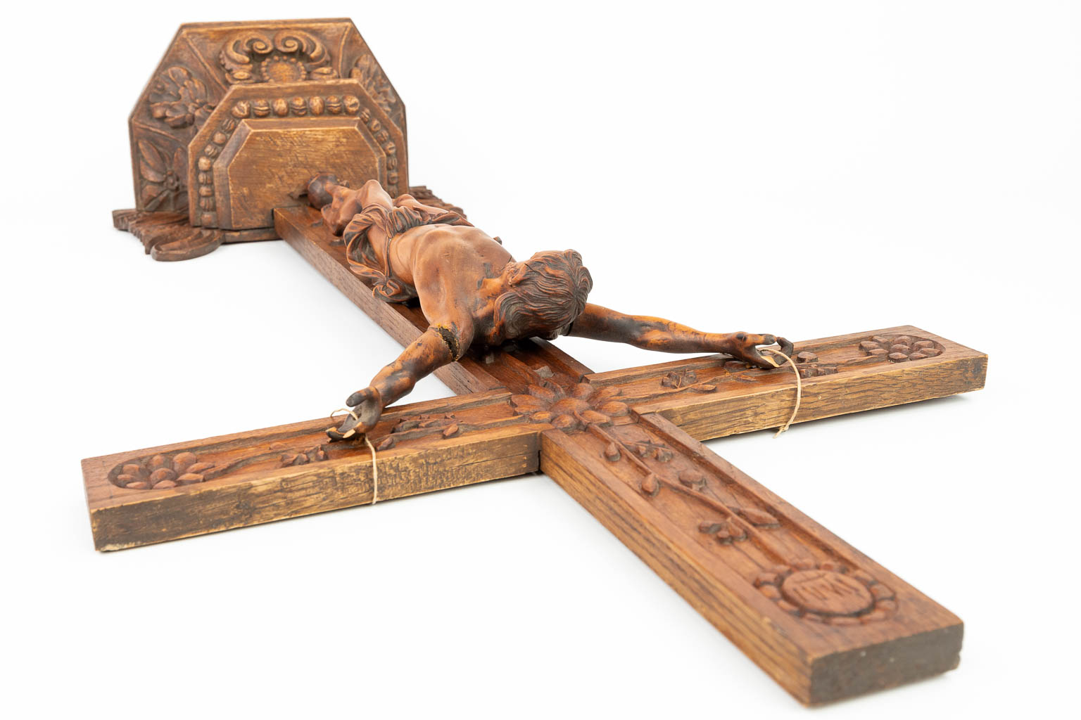 Een Corpus Christi gemaakt uit gesculpteerd palmenhout gemonteerd op een kruisbeeld gemaakt uit eik (H:82cm)