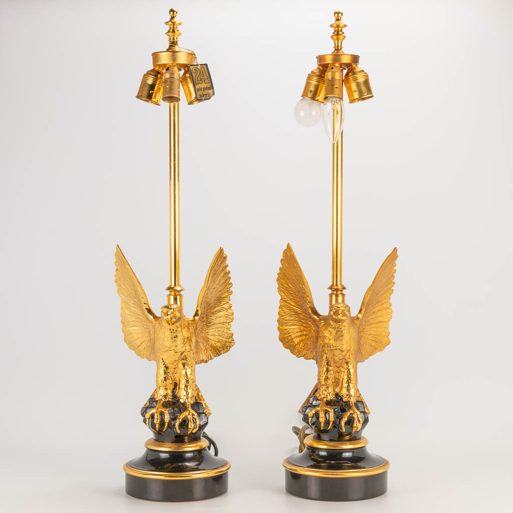 A pair of Deknudt table lamps of an eagle, metal on a porcelain base, 1970-1980. Hollywood Regency style. 