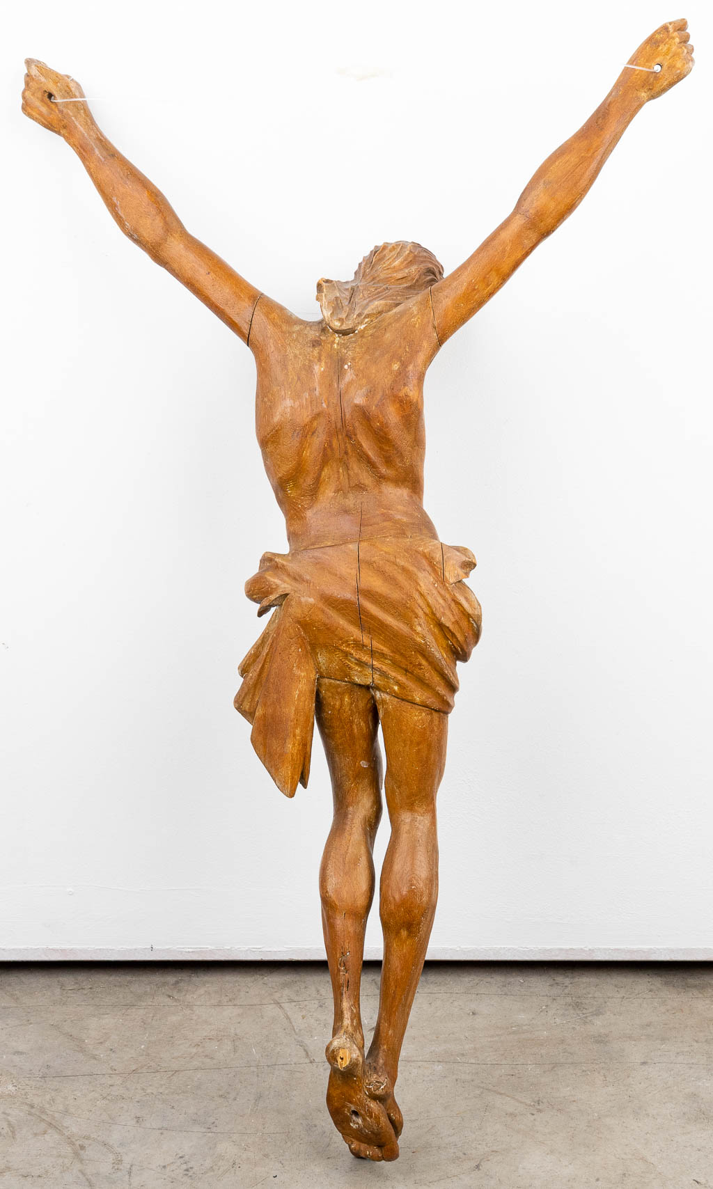 Een antieke en grote houtgesculpteerde Corpus Christi, periode 1900. (H:90cm)