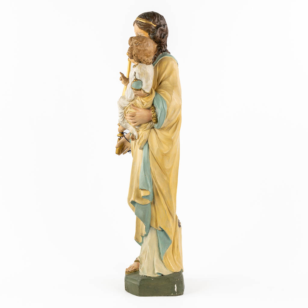 Een Madonna met kind, gesculpteerde en gepatineerde eik, 19de eeuw. (L:19 x W:28 x H:77 cm)