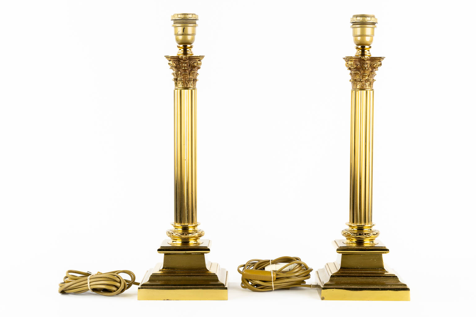 Een decoratief paar tafellampen afgewerkt met Corintische kapitelen. (L:15 x W:15 x H:48 cm)