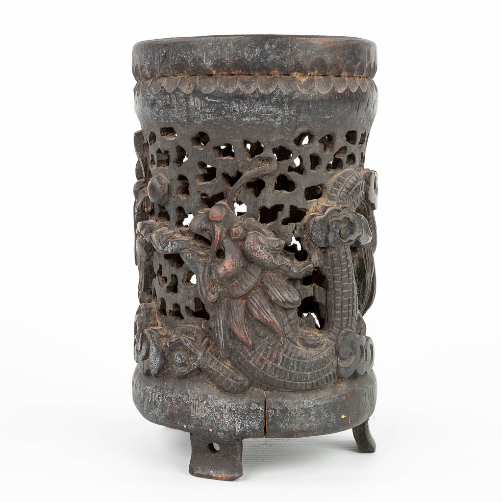 Een ajour gesculpteerde vaas gemaakt uit hout versierd met draak en foo hond. (H:20,5cm)
