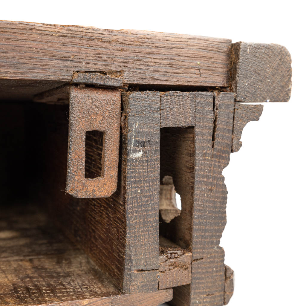 Een console voor beeld, gemaakt uit hout in neogotische stijl. (H:12cm)