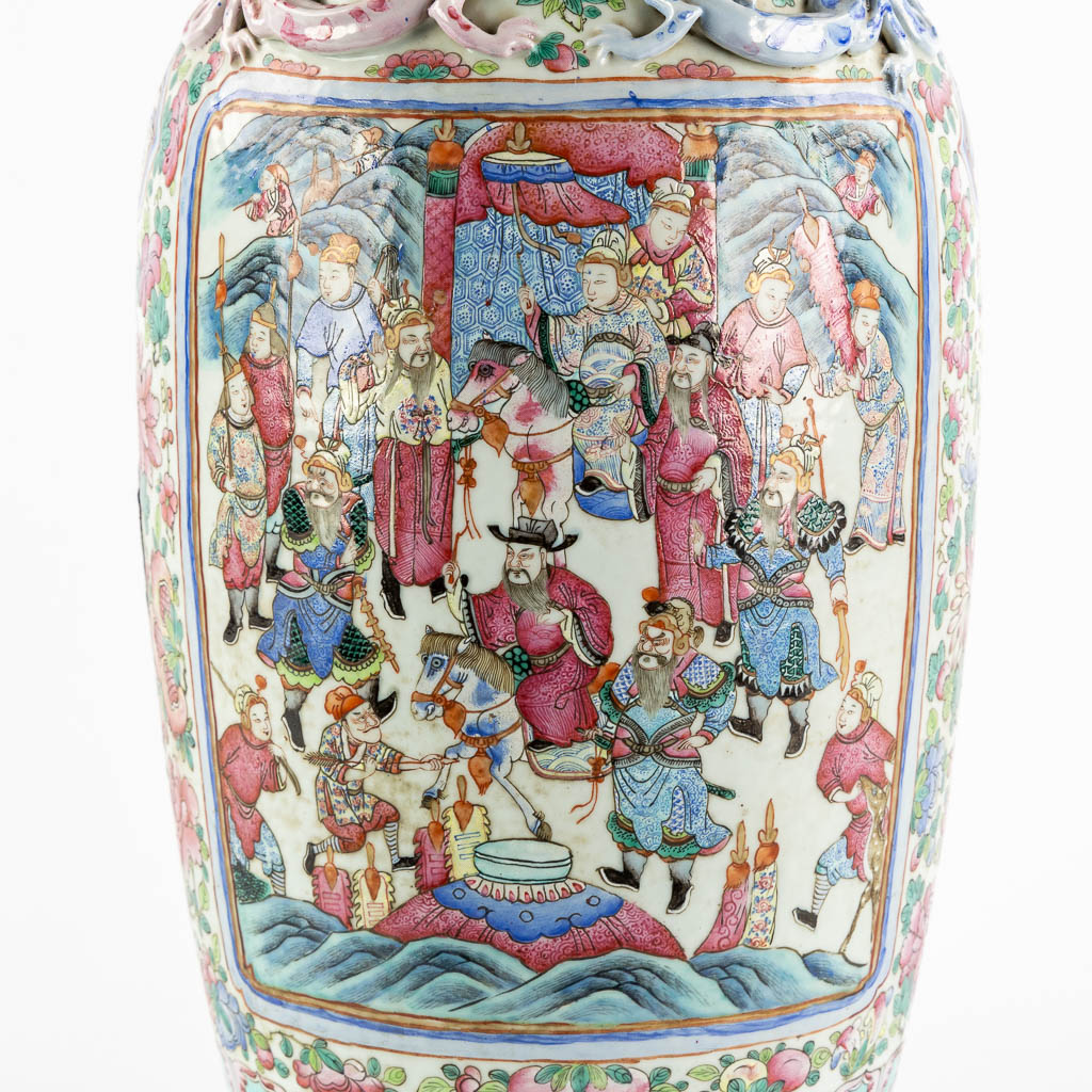 Een Chinese Famille Rose vaas met decor van figuren. (H:63,5 x D:23 cm)